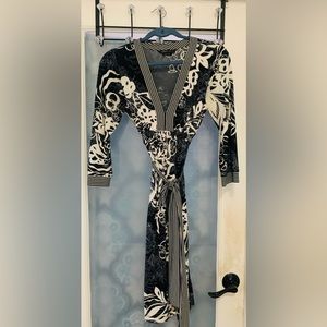 BCBG MAXAZARIA, BLK/WHT floral kimono style print dress with 3/4 sleeve.